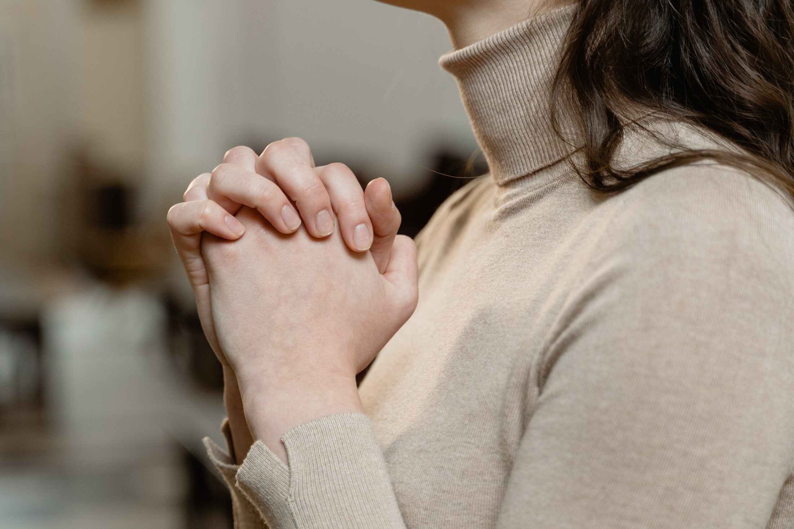 woman praying-min