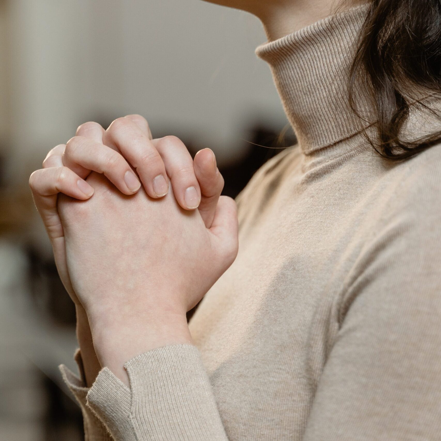 woman praying-min